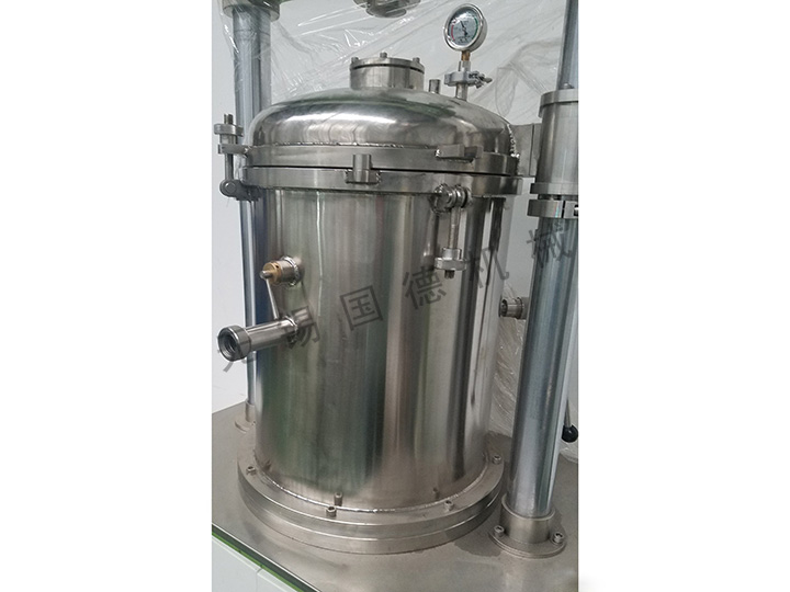 Cylindrical vacuum chamber